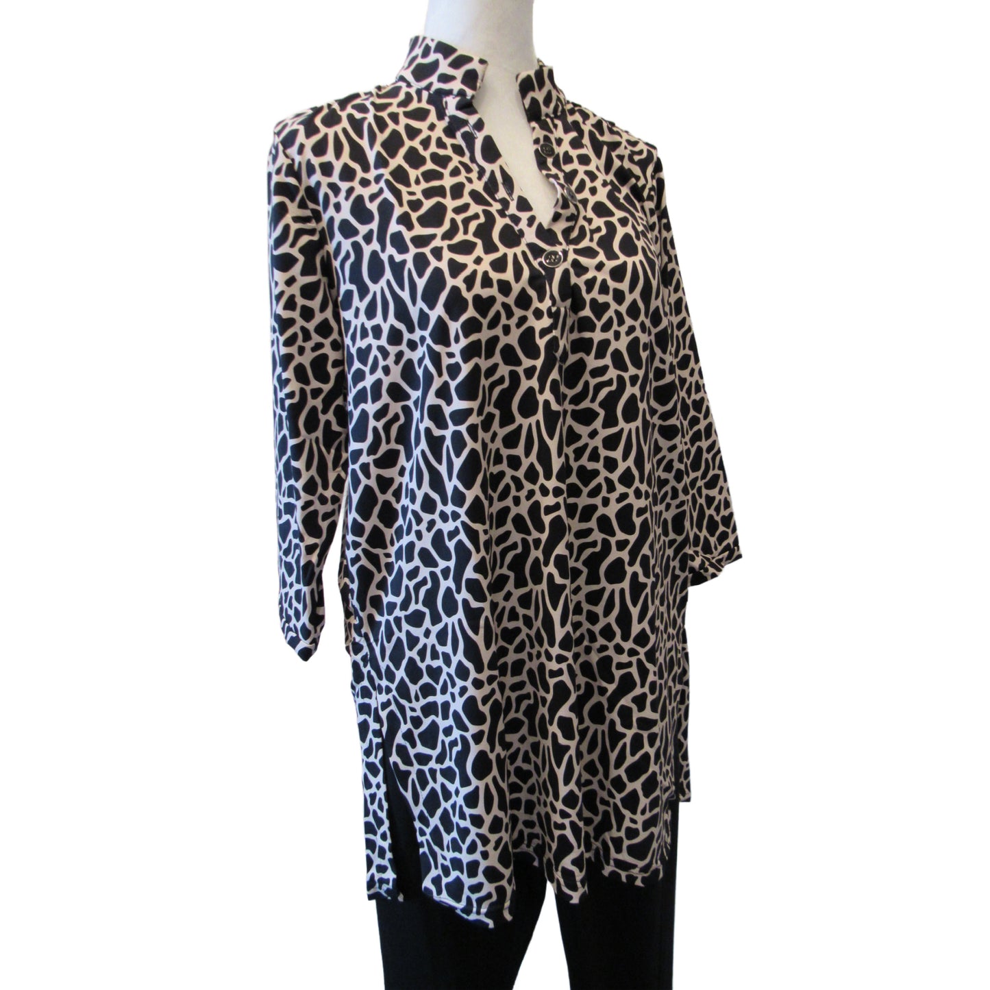 Lulu-B giraffe print V-neck travel tunic on a mannequin