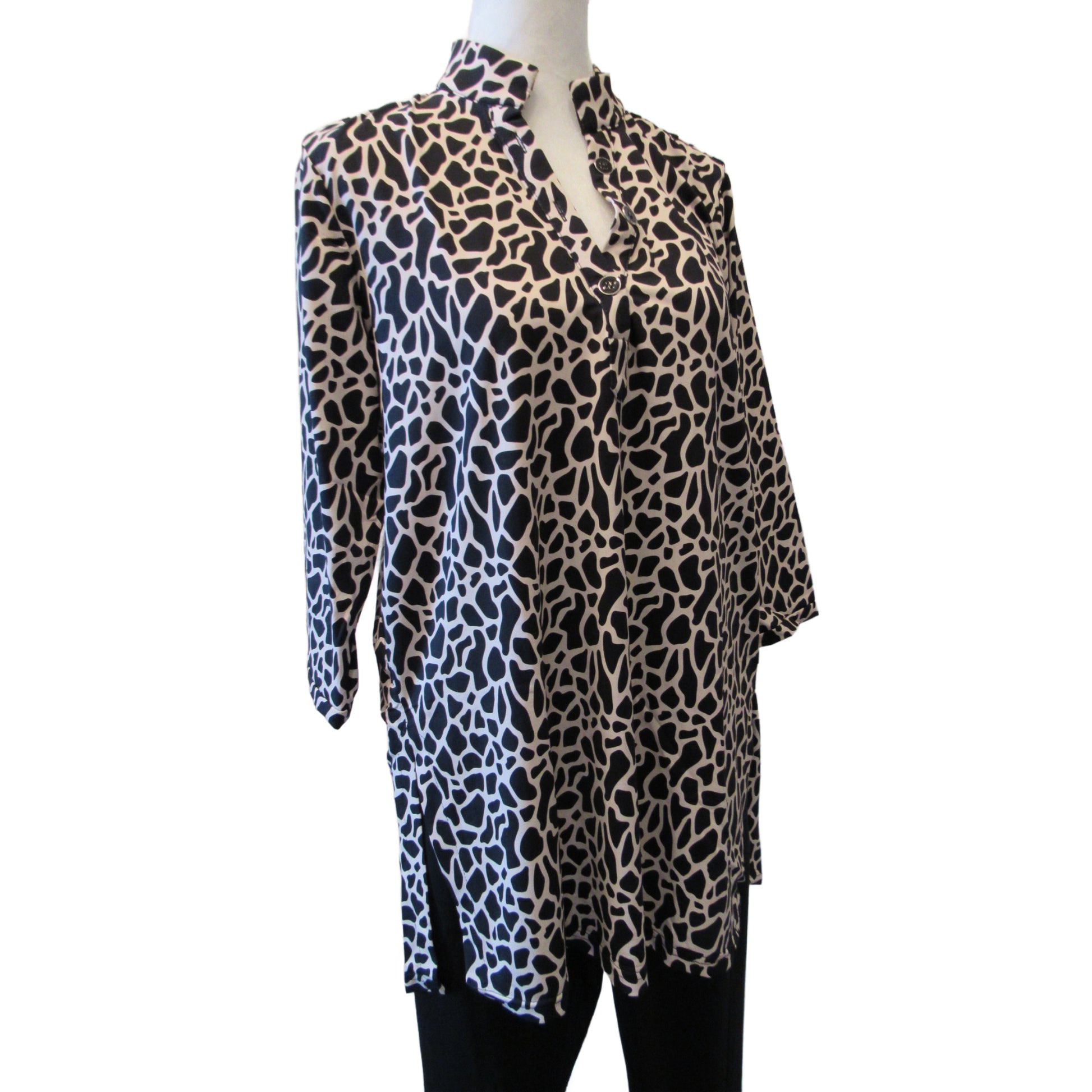 Lulu-B giraffe print V-neck travel tunic on a mannequin