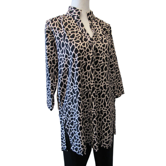 Lulu-B giraffe print V-neck travel tunic on a mannequin